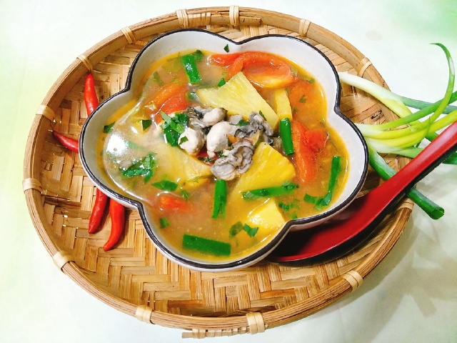 Mâm cơm bao gồm: