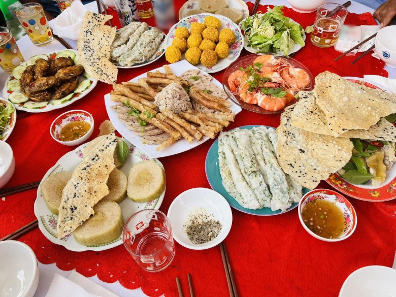 Mâm cơm quê dân dã của mẹ kế