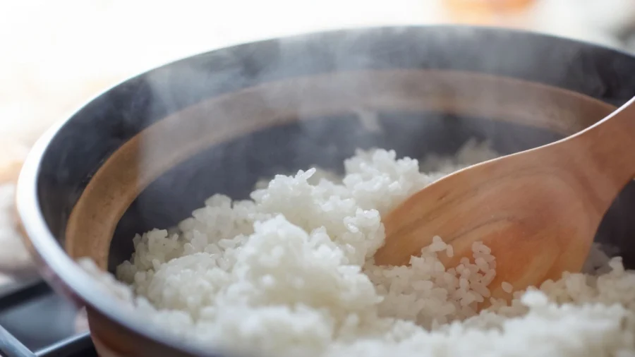 Không mở nắp ngay khi cơm chín