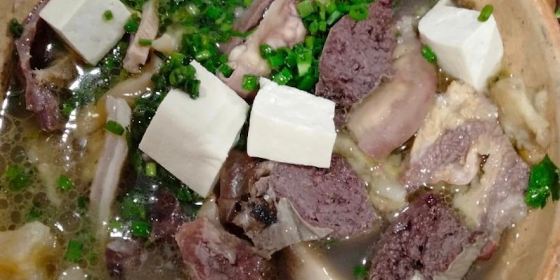 lẩu bò tươi Hầm từ xương và thảo dược cực bổ dưỡng